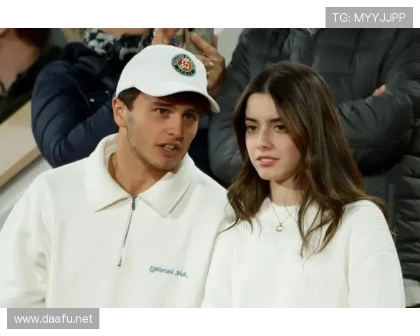 内维斯携女友玛达莱娜多哈旅行合影 展现运动员生活与休闲完美融合